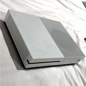 White Xbox one S (with HDMI and power cable)